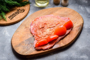 Рулетики из свинины с помидорами