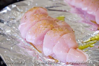 Запеченное куриное филе с сыром и помидорами Запеченное куриное филе с сыром и помидорами