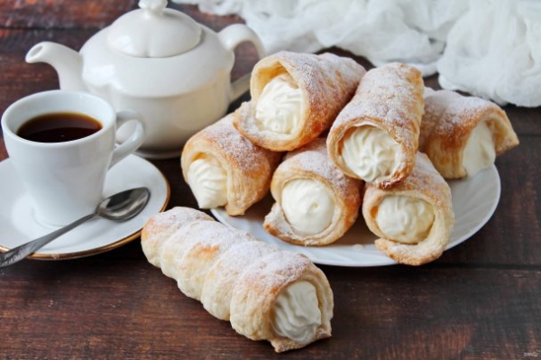 Слоеные трубочки со взбитыми сливками Слоеные трубочки со взбитыми сливками