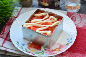 Слоеный салат с плавленым сыром Слоеный салат с плавленым сыром