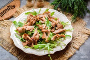 Салат с рукколой и индейкой