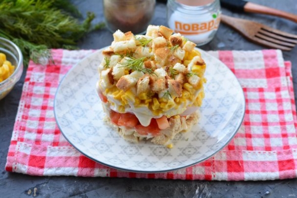 Слоеный салат с курицей и сухариками Слоеный салат с курицей и сухариками