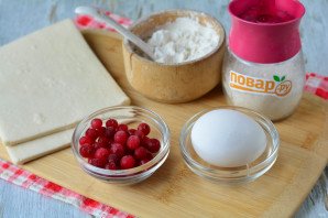 Слойки из слоеного теста с клюквой Слойки из слоеного теста с клюквой