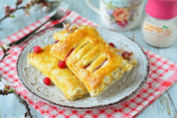Слойки из слоеного теста с клюквой Слойки из слоеного теста с клюквой