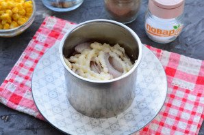 Слоеный салат с курицей и сухариками Слоеный салат с курицей и сухариками