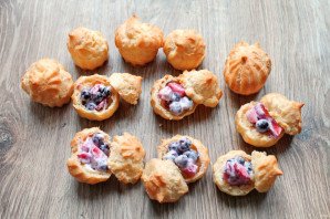 Профитроли с ягодами