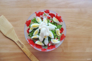 Салат с перепелиными яйцами и крабовыми палочками