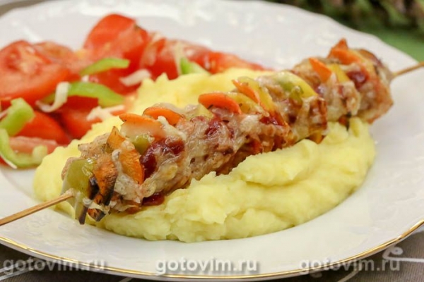 Колбаски для жарки с овощами и сыром на шпажках