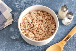 Слоеный салат с окорочком