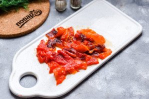 Салат из печеного болгарского перца с помидорами Салат из печеного болгарского перца с помидорами