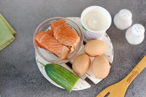 Яичный рулет с красной рыбой Яичный рулет с красной рыбой