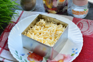 Слоеный салат с плавленым сыром Слоеный салат с плавленым сыром