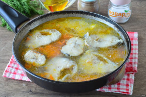 Минтай с бульоном в сковороде Минтай с бульоном в сковороде