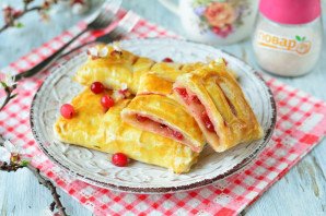 Слойки из слоеного теста с клюквой Слойки из слоеного теста с клюквой