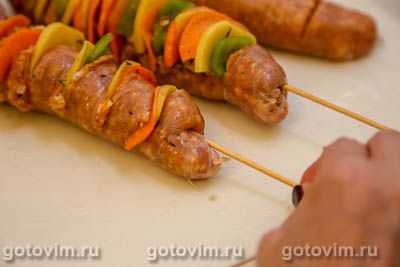 Колбаски для жарки с овощами и сыром на шпажках