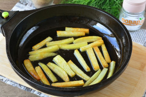 Салат с картошкой фри и колбасой