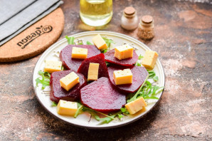 Салат из свеклы с кедровыми орешками Салат из свеклы с кедровыми орешками