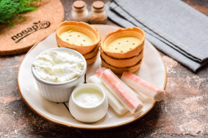 Тарталетки с творожным сыром и крабовыми палочками