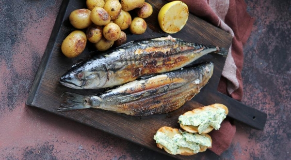 Сельдь и скумбрия, жаренные на решетке, с печеным картофелем, пошаговый рецепт с фото Сельдь и скумбрия, жаренные на решетке, с печеным картофелем, пошаговый рецепт с фото