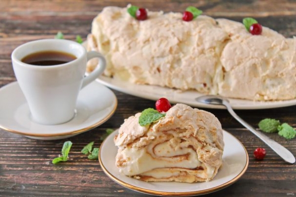 Меренговый рулет со сливками Меренговый рулет со сливками