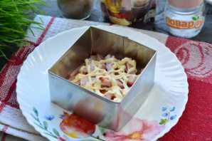 Слоеный салат с плавленым сыром Слоеный салат с плавленым сыром