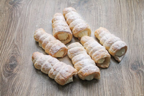 Слоеные трубочки со взбитыми сливками Слоеные трубочки со взбитыми сливками