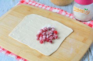 Слойки из слоеного теста с клюквой Слойки из слоеного теста с клюквой