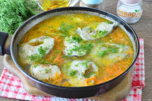 Минтай с бульоном в сковороде Минтай с бульоном в сковороде