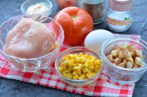 Слоеный салат с курицей и сухариками Слоеный салат с курицей и сухариками