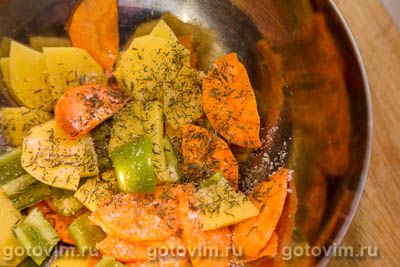 Колбаски для жарки с овощами и сыром на шпажках