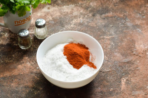 Соленое сало с красным перцем Соленое сало с красным перцем