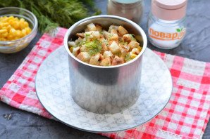 Слоеный салат с курицей и сухариками Слоеный салат с курицей и сухариками