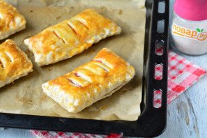 Слойки из слоеного теста с клюквой Слойки из слоеного теста с клюквой