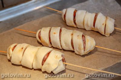 Колбаски на шпажках в слоеном тесте Колбаски на шпажках в слоеном тесте