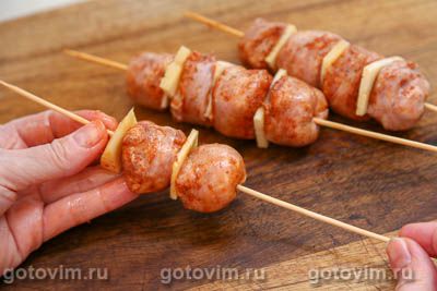 Колбаски на шпажках в слоеном тесте Колбаски на шпажках в слоеном тесте