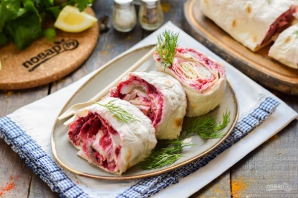 Рулет из лаваша со свеклой и селедкой Рулет из лаваша со свеклой и селедкой