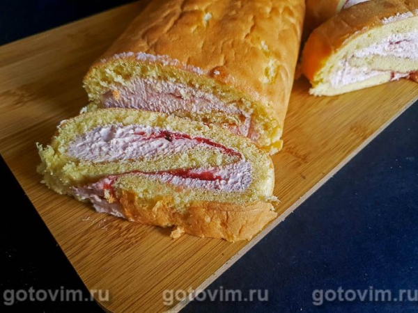 Бисквитный рулет с клубничным кремом из творожного сыра и варенья