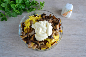 Салат с яичными блинчиками и шампиньонами