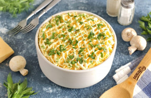 Слоеный салат с окорочком