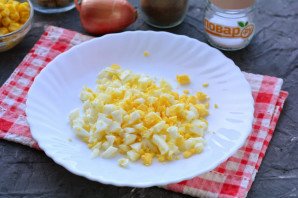 Слоеный салат с курицей и сухариками Слоеный салат с курицей и сухариками