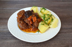 Тушеная говядина в пиве с черносливом