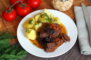 Тушеная говядина в пиве с черносливом