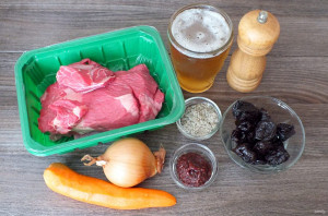 Тушеная говядина в пиве с черносливом