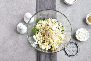 Салат из яиц и зеленого лука Салат из яиц и зеленого лука