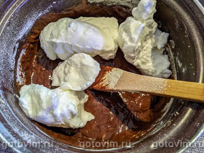 Шоколадный торт с шоколадно-кофейным кремом и ягодной прослойкой Шоколадный торт с шоколадно-кофейным кремом и ягодной прослойкой