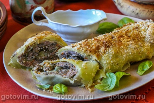 Рулет из капусты с мясом под хрустящей хлебной корочкой