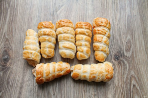 Слоеные трубочки со взбитыми сливками Слоеные трубочки со взбитыми сливками