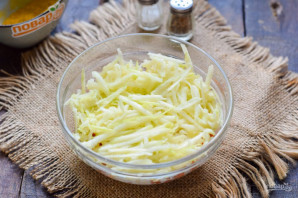 Слоеный салат с тунцом и яблоком