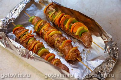 Колбаски для жарки с овощами и сыром на шпажках