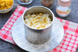 Слоеный салат с курицей и сухариками Слоеный салат с курицей и сухариками